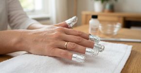 Tirar esmalte em gel mergulhando os dedos inteiros na acetona pode ressecar muito mais pele do que o necessário