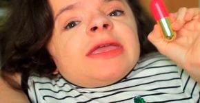 Jovem com osteogênese imperfeita faz sucesso com canal de beleza