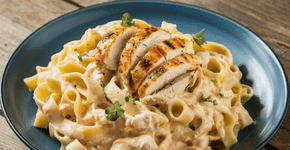 Macarrão ao molho branco com filé de frango grelhado: aprenda essa receita para o almoço de domingo