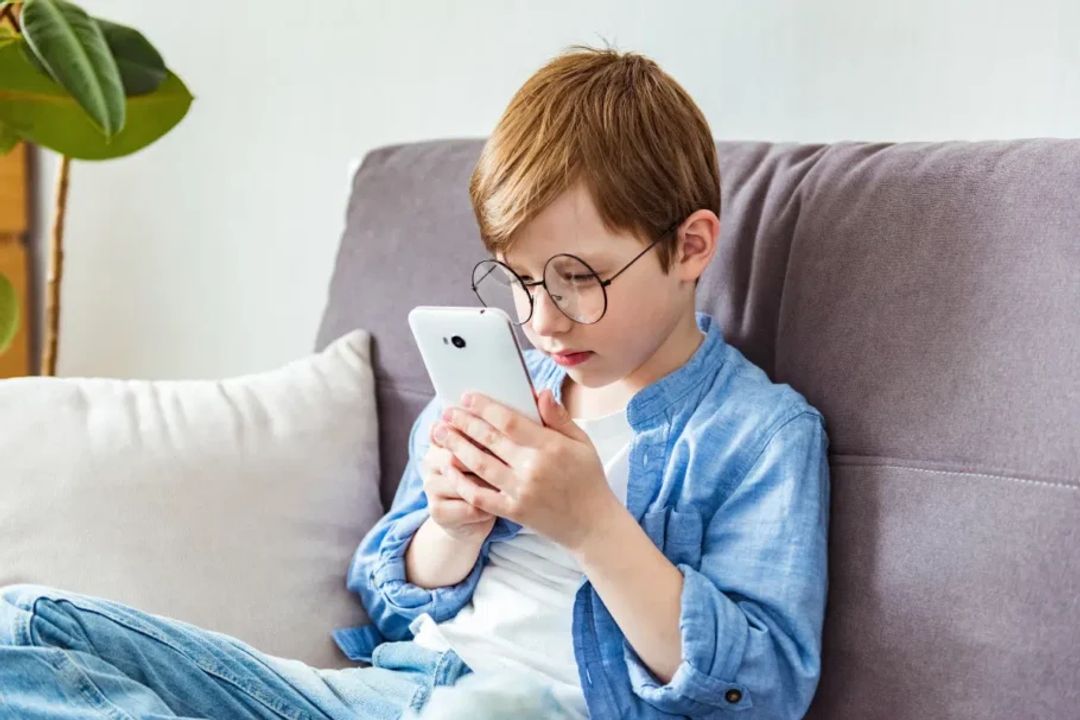 O uso excessivo de dispositivos eletrônicos pode estar associado à progressão da miopia infantil (Imagem: Iren_Geo | Shutterstock)