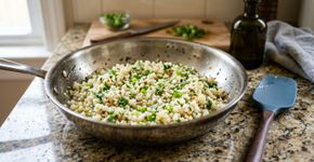 Sem arroz e sem complicação: triture a couve-flor até ficar em grãos pequenos e leve à frigideira para fazer um acompanhamento pronto em poucos minutos