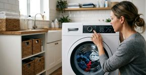 Os especialistas em limpeza do lar e higiene concordam: “Para que as roupas durem mais e não percam a cor, é preciso lavá-las sempre com o ciclo curto e em água fria.”