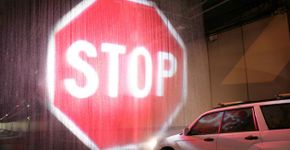 Sinalização de trânsito feita de cortina de água inova trânsito australiano