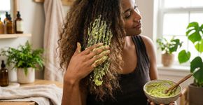 Qual a finalidade de aplicar abacate amassado no cabelo antes da lavagem e como fazê-lo corretamente?