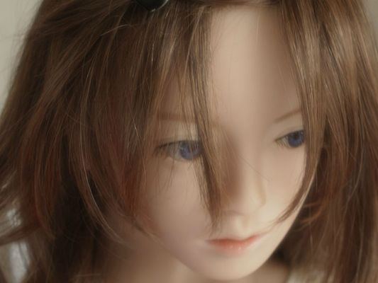Bonecas sensuais usadas para a exploração da pedofilia