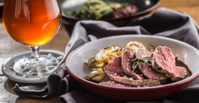 8 receitas que levam cerveja para celebrar o dia da bebida