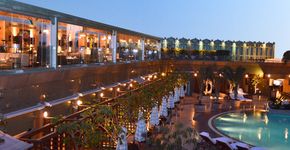 Hotel inaugura rooftop bar e maior adega do Cairo