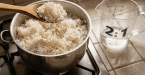 Quanta água devo adicionar para cada xícara de arroz?