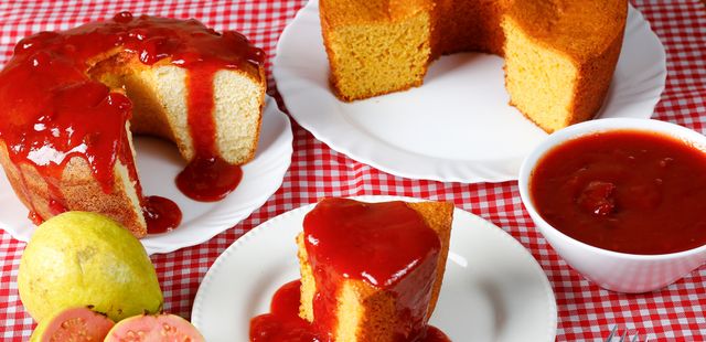 Bolo de fubá com goiabada de dar água na boca