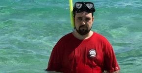 Marido mostra para a esposa que sua viagem sem ela não foi divertida