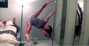 Com 9 nove meses, grávida impressiona praticando pole dance