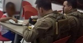 Foto de PMs pagando refeição de garoto em SC viraliza na internet