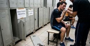 Porta de armário se solta dentro do vestiário de uma academia, atinge o rosto de um cliente e deixa cicatriz permanente; uma dobradiça sem manutenção pode terminar em tratamento dermatológico e mais de R$ 10 mil entre reparações
