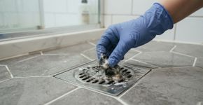 O ralo do chuveiro ficou com resíduos de sabonete? Este cuidado pode ajudar na manutenção
