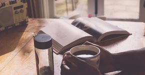 Beber café ao acordar faz mal? Sem comprovação, dúvida se espalha nas redes