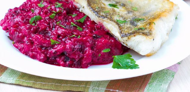 Prepare o melhor peixe grelhado com salada de beterraba