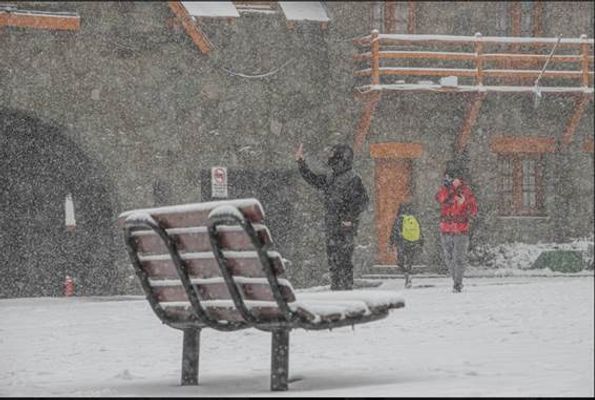 Moradores de Bariloche curetm a neve do fim de semana