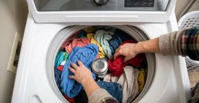 A máquina vibra mesmo nivelada: roupas concentradas de um lado podem ser o verdadeiro problema da centrifugação