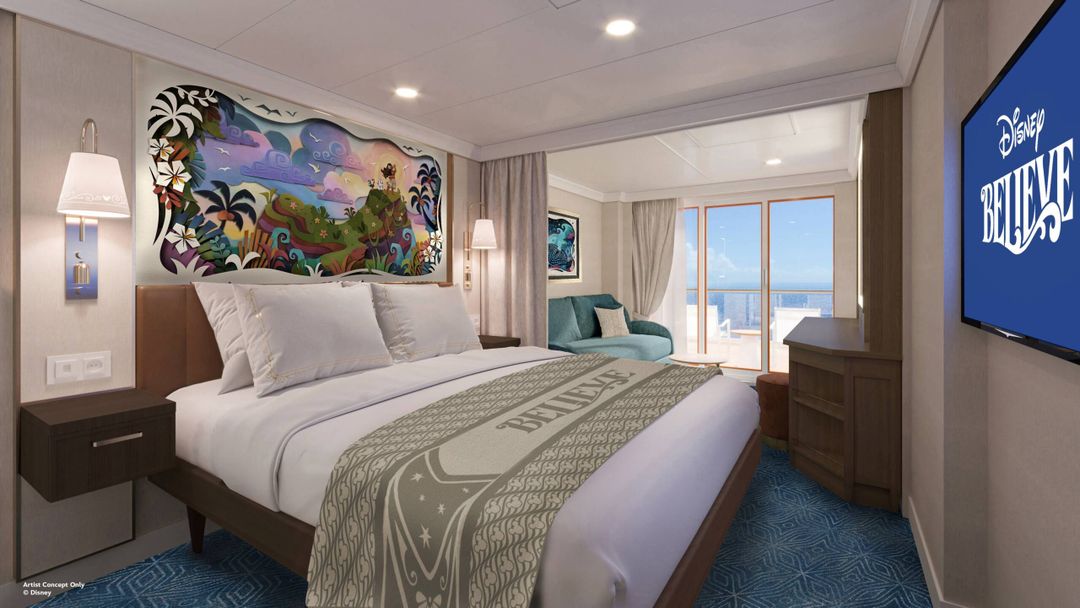 Interior de uma das cabines com varanda do navio Disney Believe