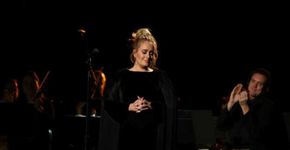 Adele erra e xinga em tributo ao vivo a George Michael no Grammy