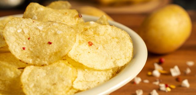 Esta batata chips é feita no micro-ondas, leva 3 ingredientes e fica crocante