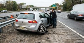 Oficina devolve o carro após um serviço simples, mecânico esquece de apertar corretamente uma peça da roda e motorista sofre acidente poucos quilômetros depois; um parafuso mal colocado pode transformar um reparo barato em indenização elevada por danos materiais e morais