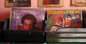 Campanha dá disco de vinil a doadores de sangue e de agasalho