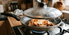 Nem micro-ondas nem forno: a melhor maneira de reaquecer uma pizza, segundo os chefs