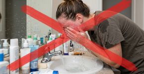 Lavar o rosto mais vezes para tentar acabar com a oleosidade pode piorar a acne: especialistas australianos recomendam uma limpeza suave duas vezes ao dia e alertam contra o excesso de lavagem