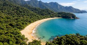 Uma antiga rota do ouro entre montanhas cobertas pela Mata Atlântica e o mar: a região fluminense que reúne centro colonial, ilhas, praias e comunidades tradicionais em um dos raros patrimônios mistos do Brasil