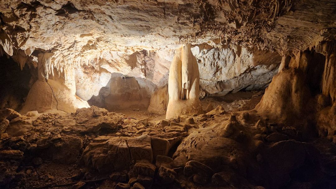 No interior, os visitantes contemplam diversas formações geológicas criadas naturalmente pela água que penetra as rochas