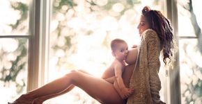 Fotógrafa clica mães que amamentam bebês maiores de um ano