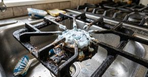A gordura grudou na grade do fogão? Este ingrediente pode ajudar a amolecer a sujeira
