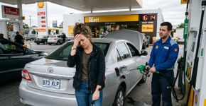 Cliente pede álcool no posto, mas o carro recebe diesel, apresenta falha mecânica e ela ainda espera cerca de duas horas por socorro; um combustível incompatível no tanque pode terminar em mais de R$ 4,6 mil entre ressarcimento e danos morais