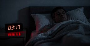 O que significa acordar sempre no mesmo horário à noite?