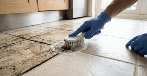 Diga adeus ao rejunte escurecido: o truque rápido, sem vinagre ou água sanitária, para um piso de azulejo impecável