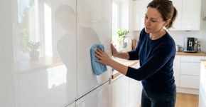 Misturar detergente neutro com água morna para limpar móveis laqueados: para que serve