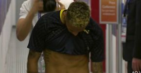 Neymar mostra entradas ao vivo e fãs vão ao delírio