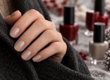 Featured side: Nem vermelho nem cinza: esta é a cor de esmalte que promete ser a grande tendência do inverno
