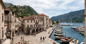 Entre duas baías interligadas e montanhas que sobem quase 1.500 metros, muralhas, igrejas românicas e antigos palácios formam a cidade de Montenegro que foi um importante centro artístico e comercial do Adriático medieval
