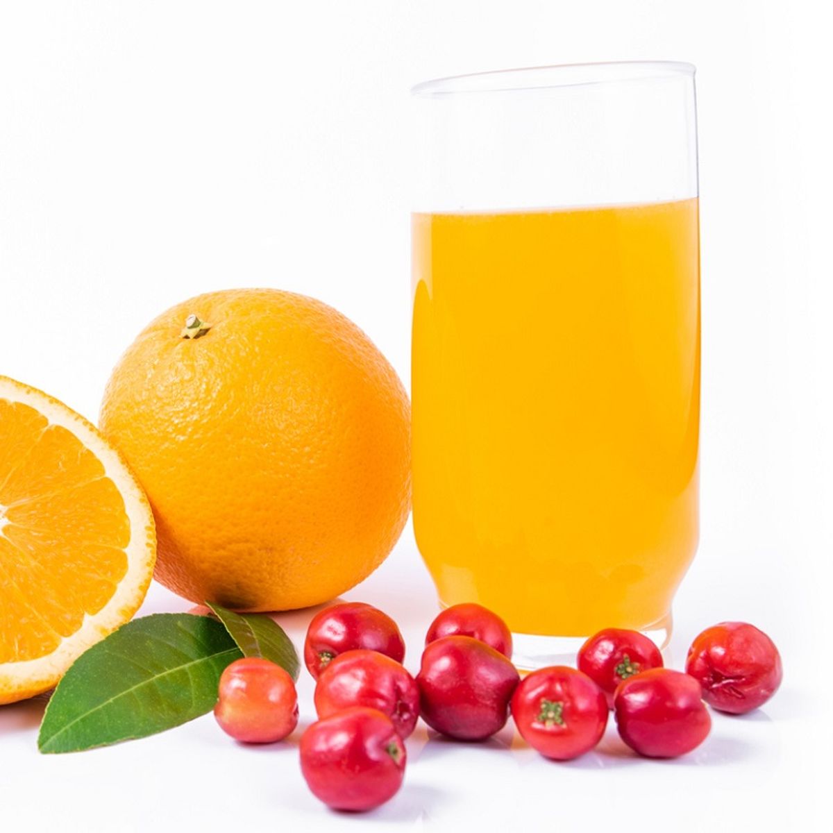 Experimente fazer suco de acerola com laranja para o calorão