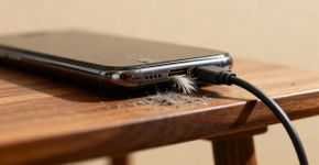 Como tirar sujeira da entrada do seu celular sem quebrar tudo