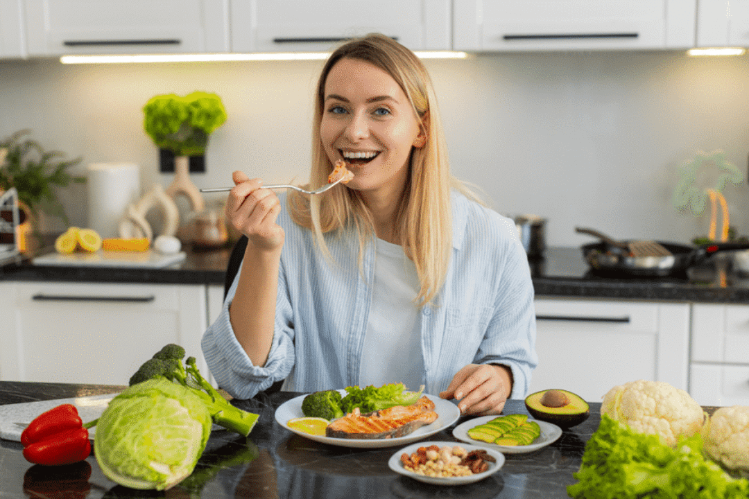 Uma alimentação variada, com boas fontes de proteína e gordura, ajuda a fornecer nutrientes importantes para a saúde capilar (Imagem: Andrii Iemelianenko | Shutterstock)