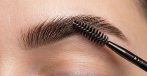 Quer sobrancelhas bonitas e mais cheias? Experimente este truque simples que você pode fazer em casa