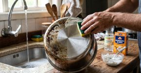 Uma colher numa tigela com água morna e a panela encardida fica limpa em minutos: o truque francês remove qualquer resíduo e deixa o utensílio brilhando como novo