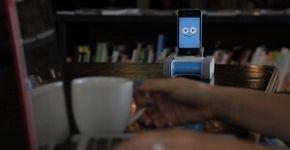 Aparelho transforma Iphone em robô