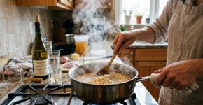 Os chefs italianos concordam: “Para que o risoto fique perfeito, é preciso adicionar o vinho branco antes do primeiro caldo”