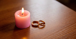 O ritual da vela rosa pode fortalecer o carinho e renovar a conexão entre o casal