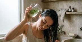 Colocar alecrim em água quente e deixar esfriar: para que serve e como usar depois de lavar o cabelo