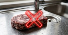 Descongelar carne sobre a pia ou bancada parece mais rápido, mas na Nova Zelândia a orientação é fazer isso na geladeira ou no micro-ondas para evitar que a parte externa fique por horas em temperatura favorável às bactérias